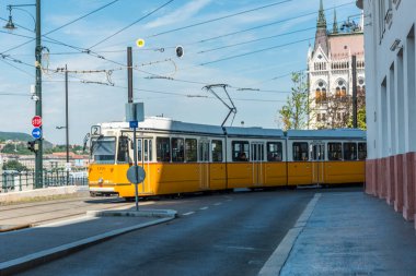 BUDAPEST, HUNGARY - 25 Temmuz 2017: Budapeşte, Macaristan 'da Nostaljik Tarihi Sarı Tramvay. 