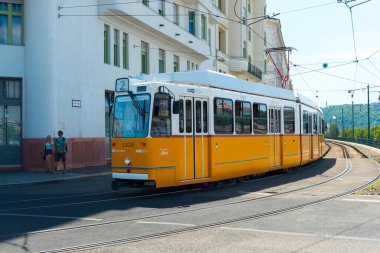 BUDAPEST, HUNGARY - 25 Temmuz 2017: Budapeşte, Macaristan 'da Nostaljik Tarihi Sarı Tramvay.