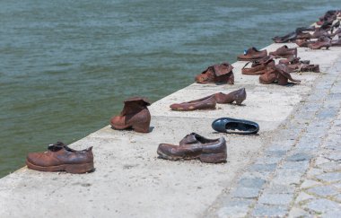 BUDAPEST, HUNGARY - 18 HAZİRAN 2017: Tuna kıyısında ayakkabılar. 2. Dünya Savaşı sırasında Macaristan 'ın Budapeşte bölgesinde öldürülen Yahudiler için Demir Ayakkabılar Anıtı.