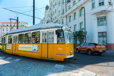 BUDAPEST, HUNGARY - 25 Temmuz 2017: Budapeşte, Macaristan 'da Nostaljik Tarihi Sarı Tramvay.
