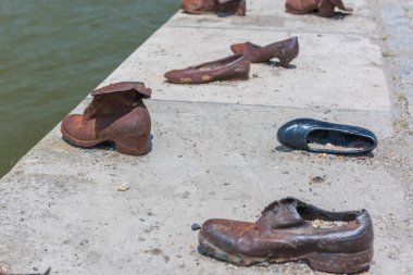 BUDAPEST, HUNGARY - 18 HAZİRAN 2017: Tuna kıyısında ayakkabılar. 2. Dünya Savaşı sırasında Macaristan 'ın Budapeşte bölgesinde öldürülen Yahudiler için Demir Ayakkabılar Anıtı.