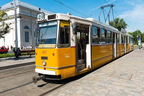 BUDAPEST, HUNGARY - 25 Temmuz 2017: Budapeşte, Macaristan 'da Nostaljik Tarihi Sarı Tramvay.