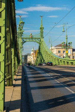 BUDAPEST, HUNGARY - 18 Temmuz 2017: Budapeşte, Macaristan 'da Özgürlük Köprüsü (Szabadsag gizli)