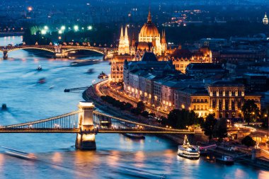 Gellert Hill 'den Budapeşte' nin panoramik günbatımı manzarası. Tuna Nehri, Zincir Köprüsü, Meclis Binası, Buda ve Pest manzaralı. Budapeşte, Macaristan