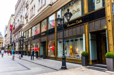 BUDAPEST, HUNGARY - 21 Temmuz 2017: Macaristan 'ın Budapeşte kentindeki ana alışveriş caddesi olan Vaci Caddesi' nde (Vaci Utca) turistler ve ziyaretçiler.