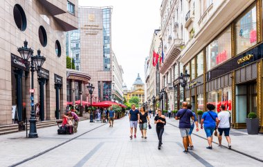 BUDAPEST, HUNGARY - 21 Temmuz 2017: Macaristan 'ın Budapeşte kentindeki ana alışveriş caddesi olan Vaci Caddesi' nde (Vaci Utca) turistler ve ziyaretçiler.