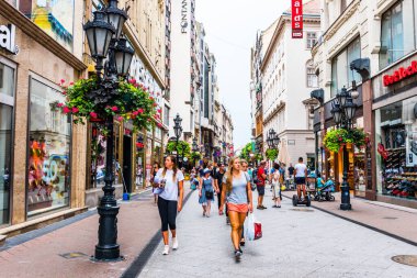 BUDAPEST, HUNGARY - 21 Temmuz 2017: Macaristan 'ın Budapeşte kentindeki ana alışveriş caddesi olan Vaci Caddesi' nde (Vaci Utca) turistler ve ziyaretçiler.