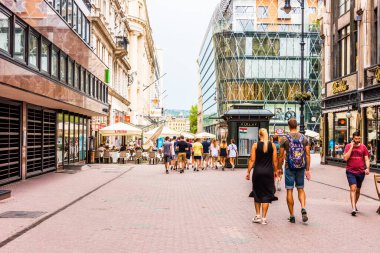 BUDAPEST, HUNGARY - 21 Temmuz 2017: Macaristan 'ın Budapeşte kentindeki ana alışveriş caddesi olan Vaci Caddesi' nde (Vaci Utca) turistler ve ziyaretçiler.
