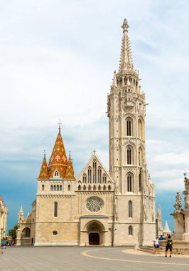BUDAPEST, HUNGARY - 22 Temmuz 2017: Budapeşte, Macaristan 'daki Matthias Kilisesi. Matthias Kilisesi bir Roma Katolik kilisesidir..