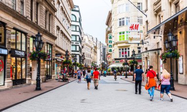 BUDAPEST, HUNGARY - 21 Temmuz 2017: Macaristan 'ın Budapeşte kentindeki ana alışveriş caddesi olan Vaci Caddesi' nde (Vaci Utca) turistler ve ziyaretçiler.