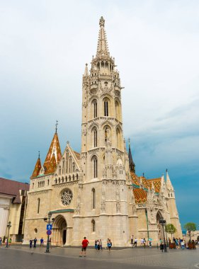 BUDAPEST, HUNGARY - 22 Temmuz 2017: Budapeşte, Macaristan 'daki Matthias Kilisesi. Matthias Kilisesi bir Roma Katolik kilisesidir..