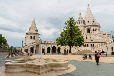BUDAPEST, HUNGARY - 22 Temmuz 2017: Budapeşte, Macaristan 'daki Balıkçı Kalesi. Balıkçı Kalesi, Budapeşte 'de peri masalı kuleleri olan panoramik bir izleme terası..