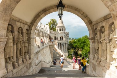 BUDAPEST, HUNGARY - 22 Temmuz 2017: Budapeşte, Macaristan 'daki Balıkçı Kalesi. Balıkçı Kalesi, Budapeşte 'de peri masalı kuleleri olan panoramik bir izleme terası..