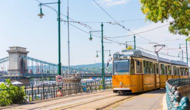 BUDAPEST, HUNGARY - 25 Temmuz 2017: Budapeşte, Macaristan 'da Nostaljik Tarihi Sarı Tramvay.
