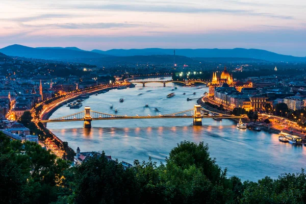 从Gellert Hill俯瞰布达佩斯全景日落 多瑙河 议会大楼 Buda和Pest视图 匈牙利布达佩斯 — 图库照片
