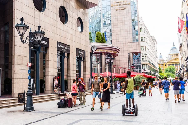 Budapest Hungría Julio 2017 Turistas Visitantes Famosa Calle Vaci Vaci — Foto de Stock