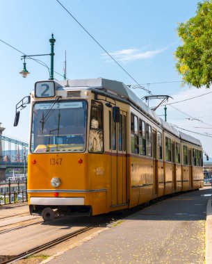 BUDAPEST, HUNGARY - 25 Temmuz 2017: Budapeşte, Macaristan 'da Nostaljik Tarihi Sarı Tramvay.