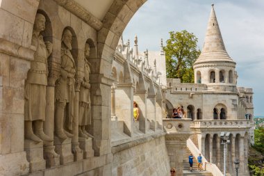 BUDAPEST, HUNGARY - 22 Temmuz 2017: Budapeşte, Macaristan 'daki Balıkçı Kalesi. Balıkçı Kalesi, Budapeşte 'de peri masalı kuleleri olan panoramik bir izleme terası..