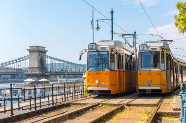 BUDAPEST, HUNGARY - 25 Temmuz 2017: Budapeşte, Macaristan 'da Nostaljik Tarihi Sarı Tramvay.
