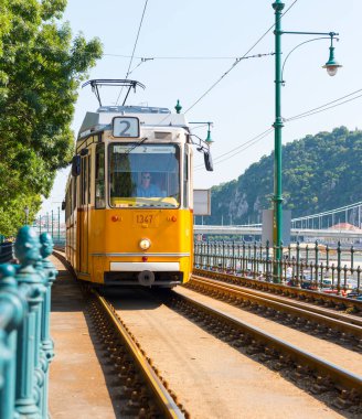 BUDAPEST, HUNGARY - 25 Temmuz 2017: Budapeşte, Macaristan 'da Nostaljik Tarihi Sarı Tramvay.