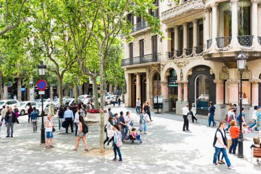 BARCELONA, İspanya - 27 Mayıs 2016: Barselona Şehir Merkezi, İspanya. Barselona turistler ve yerliler arasında popülerdir..