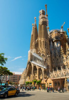 BARCELONA, İspanya - 27 Mayıs 2016: La Sagrada Familia. 19 Mart 1882 'den beri inşa edilen ve henüz tamamlanmamış olan Gaudi tarafından tasarlanan etkileyici katedral.