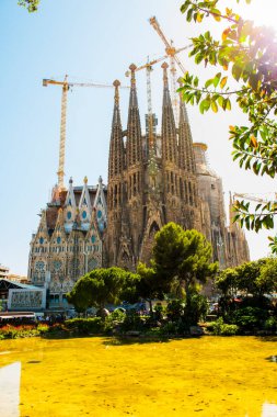 BARCELONA, İspanya - 27 Mayıs 2016: La Sagrada Familia. 19 Mart 1882 'den beri inşa edilen ve henüz tamamlanmamış olan Gaudi tarafından tasarlanan etkileyici katedral.