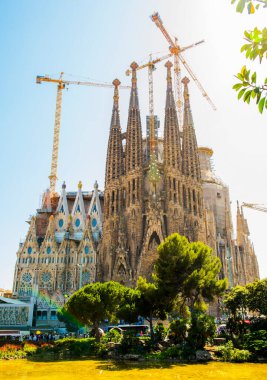 BARCELONA, İspanya - 27 Mayıs 2016: La Sagrada Familia. 19 Mart 1882 'den beri inşa edilen ve henüz tamamlanmamış olan Gaudi tarafından tasarlanan etkileyici katedral.