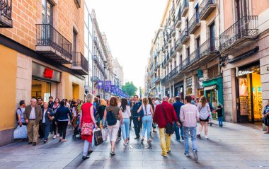 BARCELONA, İspanya - 27 Mayıs 2016: Katalonya, Barcelona, İspanya 'da Avinguda del Portal de l' Angel Caddesi. Sokak alışveriş ve yürüyüşlerle ünlüdür..