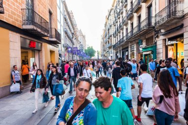 BARCELONA, İspanya - 27 Mayıs 2016: Katalonya, Barcelona, İspanya 'da Avinguda del Portal de l' Angel Caddesi. Sokak alışveriş ve yürüyüşlerle ünlüdür..