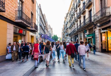 BARCELONA, İspanya - 27 Mayıs 2016: Katalonya, Barcelona, İspanya 'da Avinguda del Portal de l' Angel Caddesi. Sokak alışveriş ve yürüyüşlerle ünlüdür..