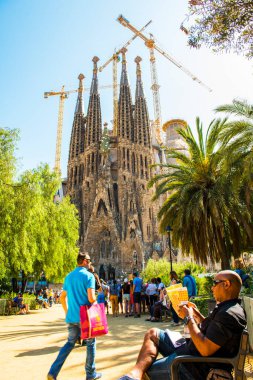 BARCELONA, İspanya - 27 Mayıs 2016: La Sagrada Familia. 19 Mart 1882 'den beri inşa edilen ve henüz tamamlanmamış olan Gaudi tarafından tasarlanan etkileyici katedral.