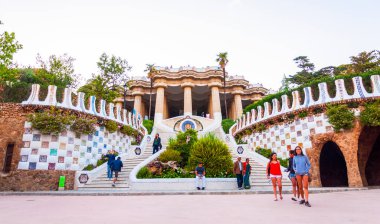 BARCELONA, İspanya - 27 Mayıs 2016: Park Guell by mimar Gaudi. Barcelonu, İspanya
