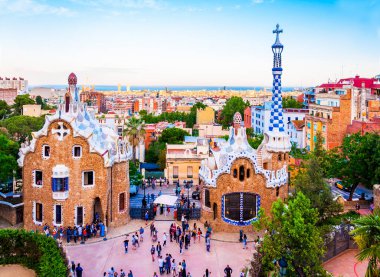 BARCELONA, İspanya - 27 Mayıs 2016: Park Guell by mimar Gaudi. Barcelonu, İspanya