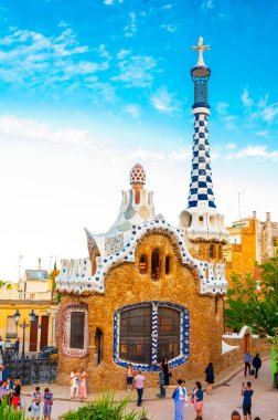 BARCELONA, İspanya - 27 Mayıs 2016: Park Guell by mimar Gaudi. Barcelonu, İspanya