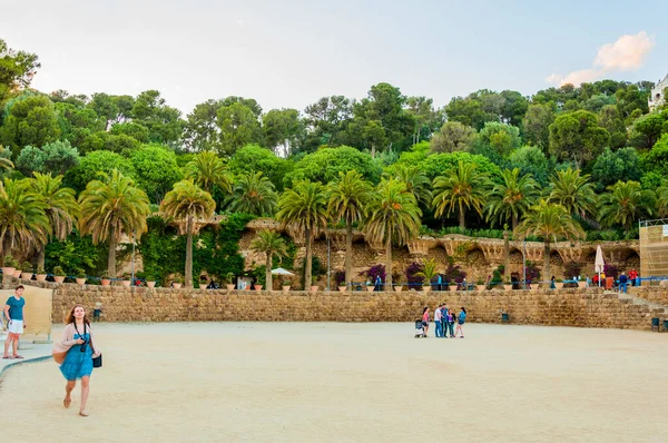 BARCELONA, İspanya - 27 Mayıs 2016: Park Guell by mimar Gaudi. Barcelonu, İspanya