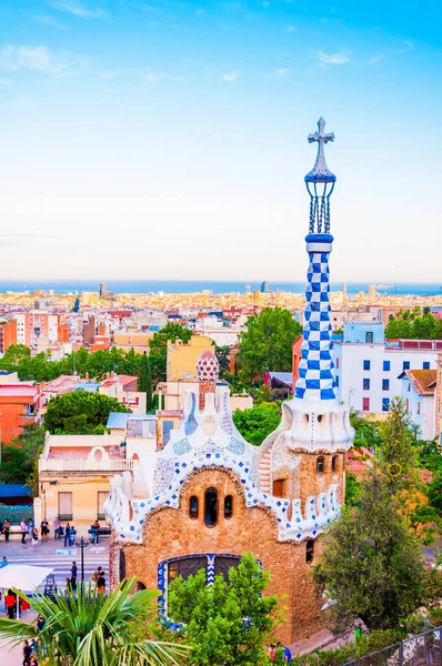 BARCELONA, İspanya - 27 Mayıs 2016: Park Guell by mimar Gaudi. Barcelonu, İspanya