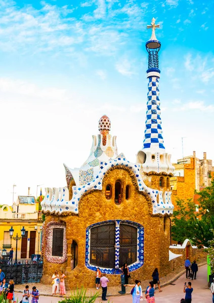 BARCELONA, İspanya - 27 Mayıs 2016: Park Guell by mimar Gaudi. Barcelonu, İspanya
