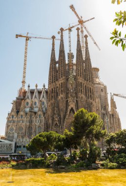 BARCELONA, İspanya - 27 Mayıs 2016: La Sagrada Familia. 19 Mart 1882 'den beri inşa edilen ve henüz tamamlanmamış olan Gaudi tarafından tasarlanan etkileyici katedral..