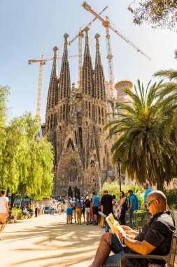 BARCELONA, İspanya - 27 Mayıs 2016: La Sagrada Familia. 19 Mart 1882 'den beri inşa edilen ve henüz tamamlanmamış olan Gaudi tarafından tasarlanan etkileyici katedral..