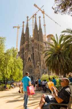 BARCELONA, İspanya - 27 Mayıs 2016: La Sagrada Familia. 19 Mart 1882 'den beri inşa edilen ve henüz tamamlanmamış olan Gaudi tarafından tasarlanan etkileyici katedral..