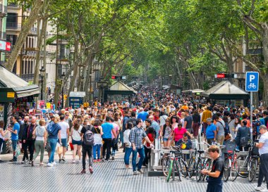 BARCELONA, İspanya - 27 Mayıs 2016: Barcelona 'nın merkezindeki La Rambla Caddesi. Sokak turistler ve yerel halk arasında popülerdir..