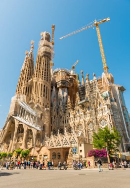 BARCELONA, İspanya - 27 Mayıs 2016: La Sagrada Familia. 19 Mart 1882 'den beri inşa edilen ve henüz tamamlanmamış olan Gaudi tarafından tasarlanan etkileyici katedral..