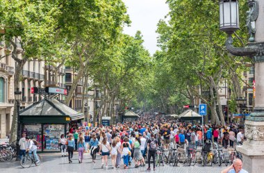 BARCELONA, İspanya - 27 Mayıs 2016: Barcelona 'nın merkezindeki La Rambla Caddesi. Sokak turistler ve yerel halk arasında popülerdir..