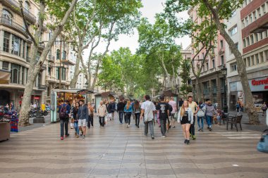 BARCELONA, İspanya - 27 Mayıs 2016: Barcelona 'nın merkezindeki La Rambla Caddesi. Sokak turistler ve yerel halk arasında popülerdir..