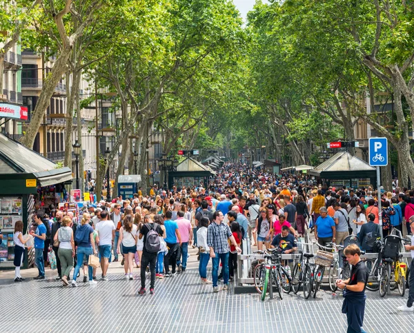 BARCELONA, İspanya - 27 Mayıs 2016: Barcelona 'nın merkezindeki La Rambla Caddesi. Sokak turistler ve yerel halk arasında popülerdir..