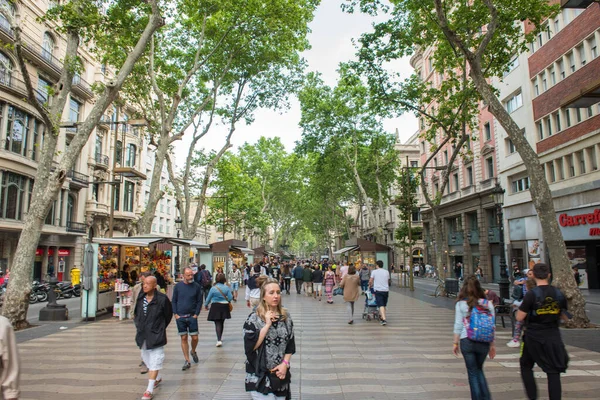 BARCELONA, İspanya - 27 Mayıs 2016: Barcelona 'nın merkezindeki La Rambla Caddesi. Sokak turistler ve yerel halk arasında popülerdir..