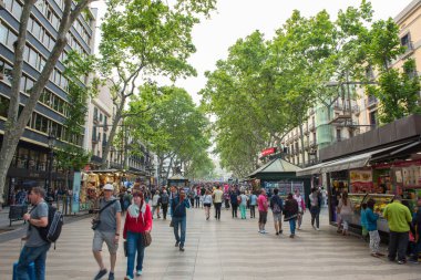 BARCELONA, İspanya - 27 Mayıs 2016: Barcelona 'nın merkezindeki La Rambla Caddesi. Sokak turistler ve yerel halk arasında popülerdir..