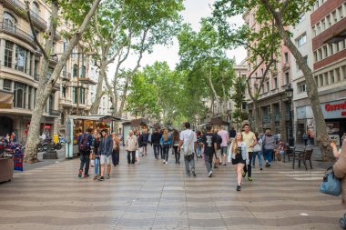 BARCELONA, İspanya - 27 Mayıs 2016: Barcelona 'nın merkezindeki La Rambla Caddesi. Sokak turistler ve yerel halk arasında popülerdir..