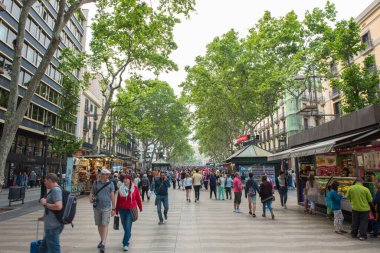 BARCELONA, İspanya - 27 Mayıs 2016: Barcelona 'nın merkezindeki La Rambla Caddesi. Sokak turistler ve yerel halk arasında popülerdir..